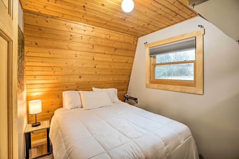 Bedroom | 2nd Floor | Queen Bed | Central Air Conditioning/Heat