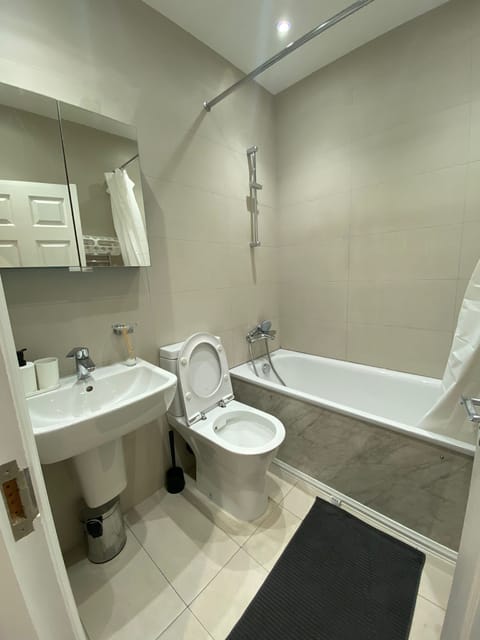 Combined shower/tub, hair dryer, towels