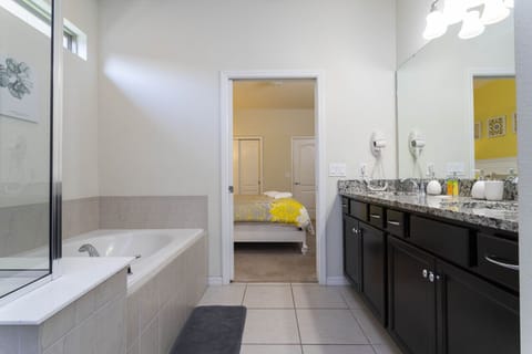 Combined shower/tub, hair dryer, towels