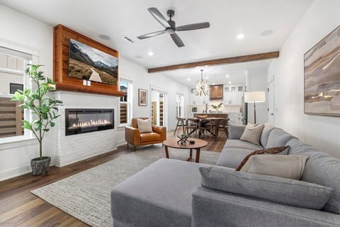 Get ready to hit the town from our newly built, modern getaway, with easy and walkable access to all of your Bentonville favorites!