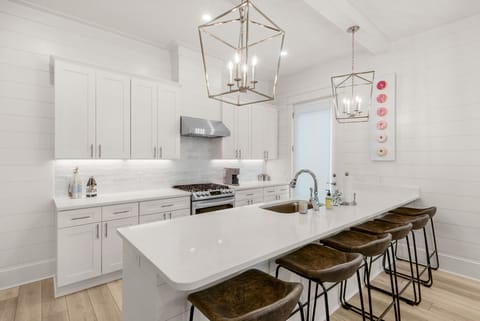 Eat-in bar at the kitchen island