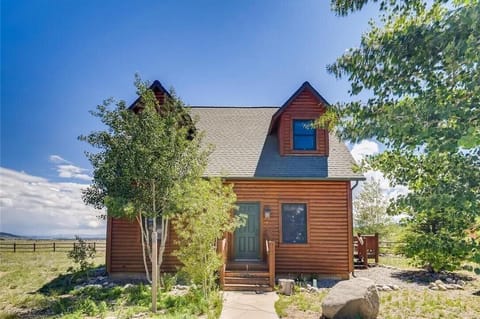 Front view of cabin, we have neighbors close by to the left and right.