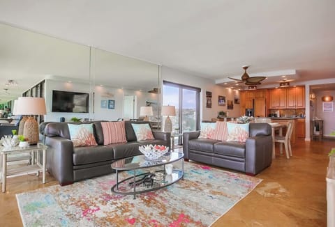 Beautiful living space to share with friends and family!