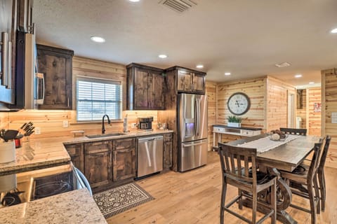 Kitchen | Single-Story Interior | Free WiFi | Towels/Linens