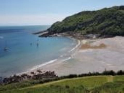 Beach nearby, sun loungers, beach towels