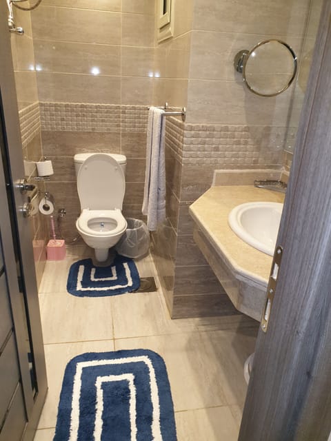 Combined shower/tub, jetted tub, bidet, towels