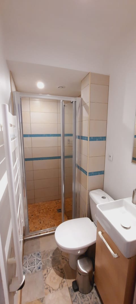 Combined shower/tub, towels