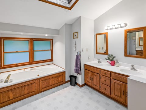 Combined shower/tub, jetted tub, hair dryer, towels