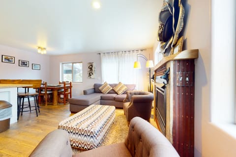 Modern mountain-view townhome with fireplace, 2 decks, & W/D - dog-friendly House in Wildernest