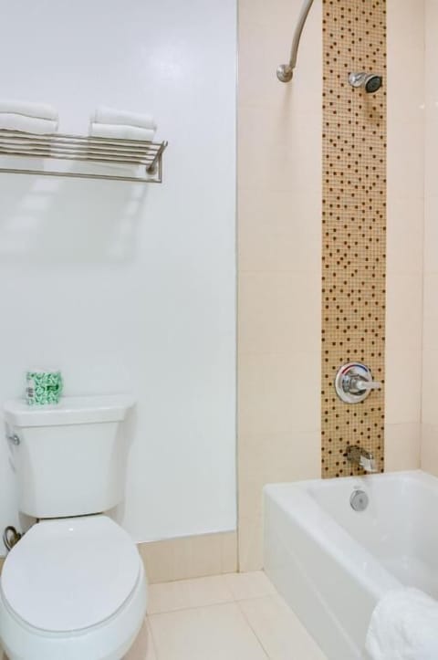 Combined shower/tub, hair dryer, towels