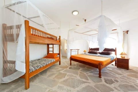 6 bedrooms, travel crib, WiFi, bed sheets