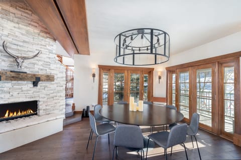 3.0-plaza-tower-mountain-village-dining-area1