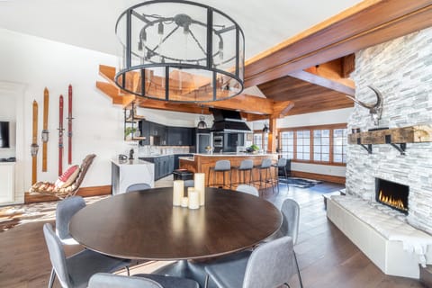 3.1-plaza-tower-mountain-village-dining-area2