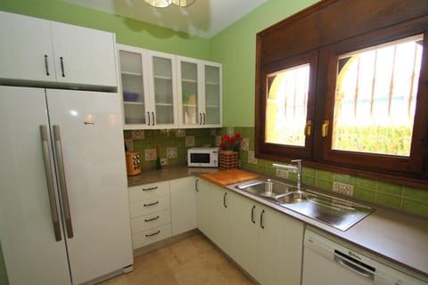 Fridge, microwave, dishwasher, coffee/tea maker