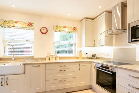 Designer kitchen: Quartz countertops, open spaces & everything within reach