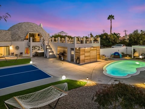Welcome to Escap'Inn @TheDome: A Coachella Valley Dome Home. Just a short drive to the Empire Polo Club and/or bike ride to Indian Wells Tennis Center for the BNP Paribas Open. But we stock so much fun here, some folks just don't venture away!