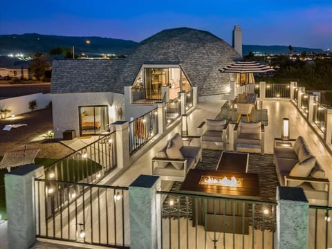 @Escap'Inn, you can enjoy the panoramic 360 degree Valley views on the well-lit elevated outdoor deck. Or skip down to the private hot tub or hop into the heated pool.