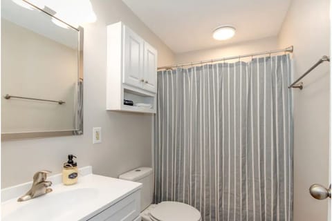 Combined shower/tub, eco-friendly toiletries, hair dryer, towels