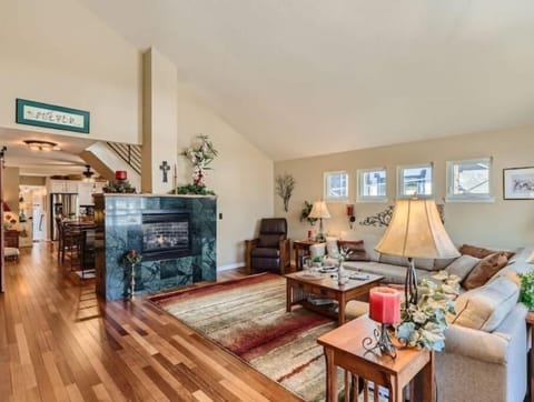 Welcome- Large Spacious Family Room- with lots of natural light