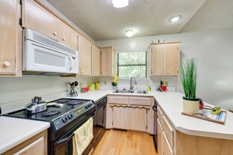 Kitchen | Paper Towels/Trash Bags Provided