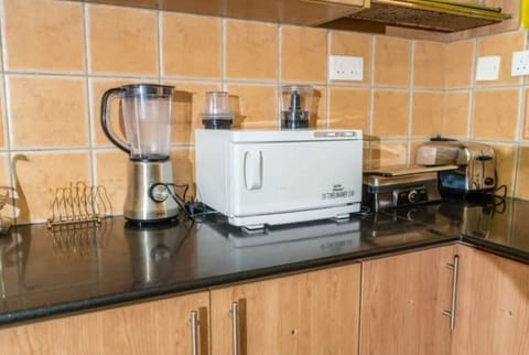 Fridge, microwave, oven, coffee/tea maker