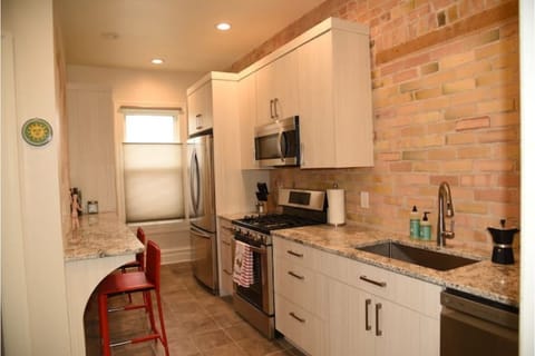 Private kitchen | Fridge, microwave, oven, stovetop