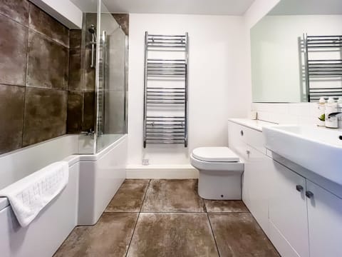 Combined shower/tub, hair dryer, towels