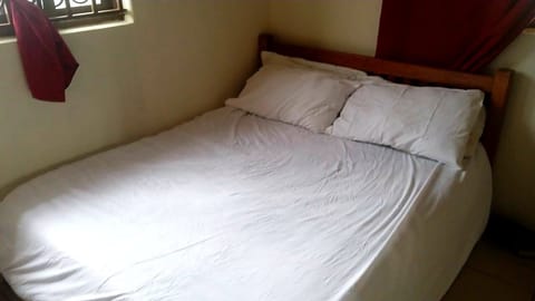 1 bedroom, bed sheets