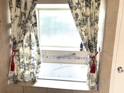 Shower, jetted tub, hair dryer, towels