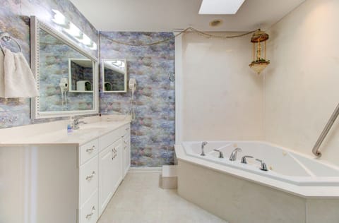 Combined shower/tub, towels