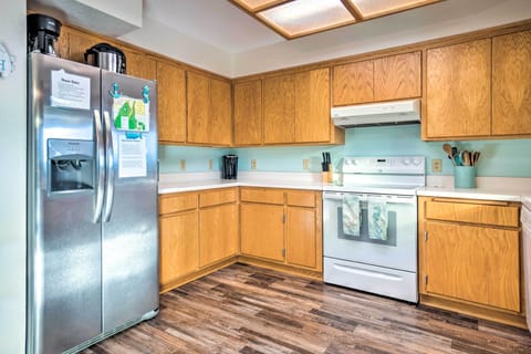 Kitchen | Cooking Basics | Coffee Maker | Paper Towels/Trash Bags Provided