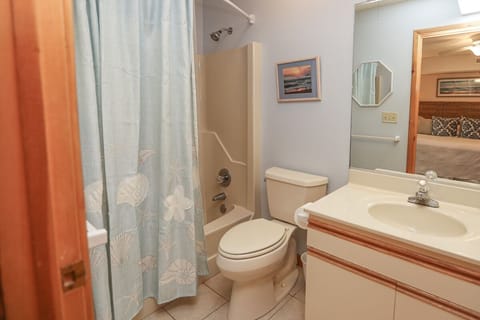 Combined shower/tub, towels