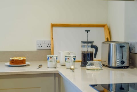 1 Manor Farm Cottage Kitchen - StayCotswold
