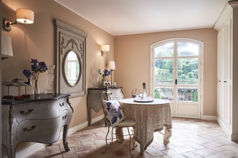 Large villa with tennis court and walking distance to the old town in Mougins