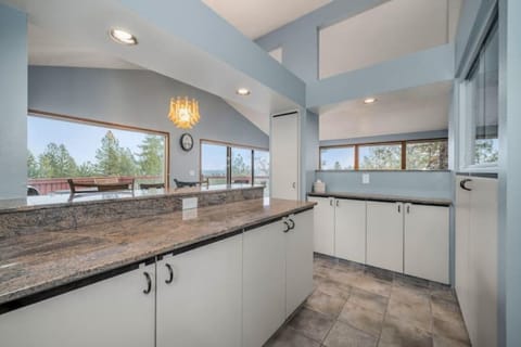 Kitchen breakfast bar