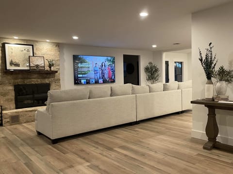 Main House - Living 85" TV