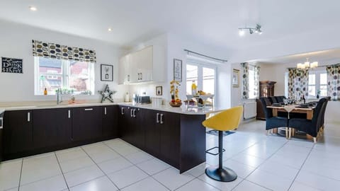 Spacious kitchen w/ modern appliances, open plan living room w/ comfortable seating & flat-screen TV. Ideal for socializing & entertaining. Cozy, comfortable & filled w/ natural light. Perfect for families & groups.