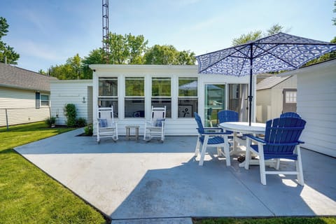 Lakeview Vacation Rental | 2BR | 1BA | 1 Entry Step | 800 Sq Ft