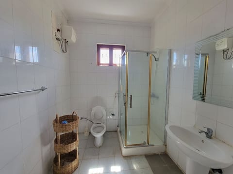 Combined shower/tub, jetted tub, bidet, towels