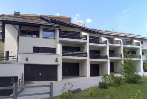 Sunny and spacious holiday apartment with shuttle bus to Marguns cable car and underground parking.