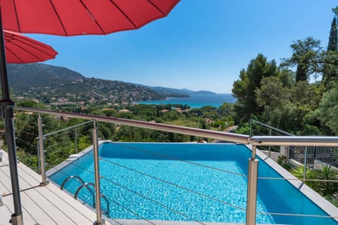 Vue extérieur avec piscine villa Seaside Lavandou Saint-Clair 2