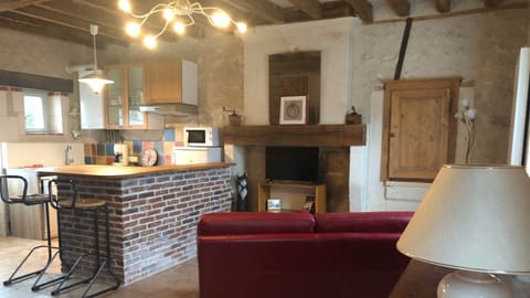 rez-de-chaussée, séjour et cuisine (au fond)