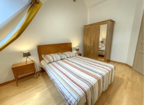 chambre 1 côté fenêtre , lit double 140x 190 cm