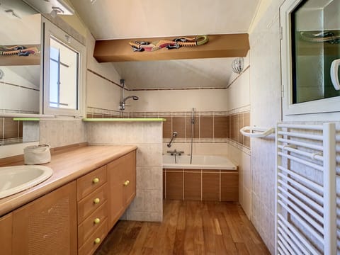 Shower, jetted tub, hair dryer, towels