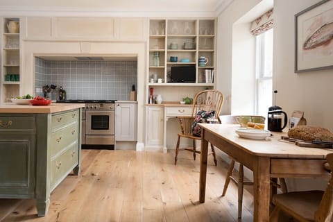 Housedon Haugh - kitchen with a large Rangemaster oven