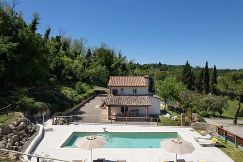 Amenities, Autumn, Building Exterior, Garden, Pool, Spring, Summer