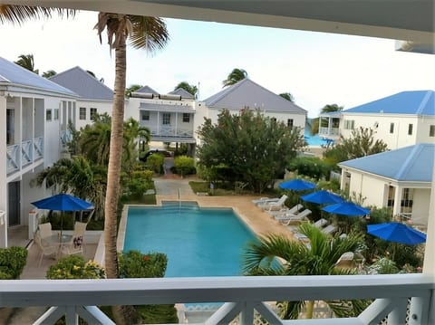 Indoor pool, sun loungers