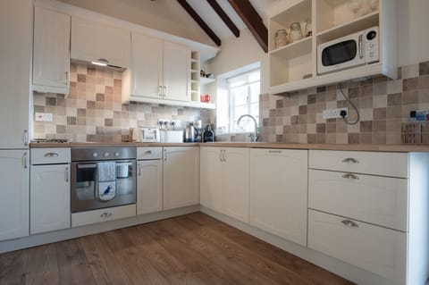 The Old Stables - 3 Bedroom Cottage - Angle (13104)