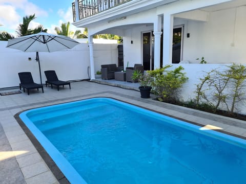 Open Veranda with view on swimming pool