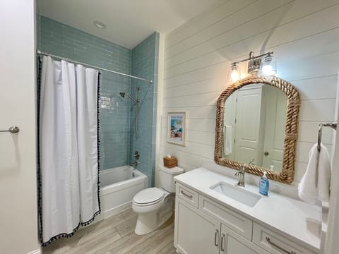 Combined shower/tub, towels